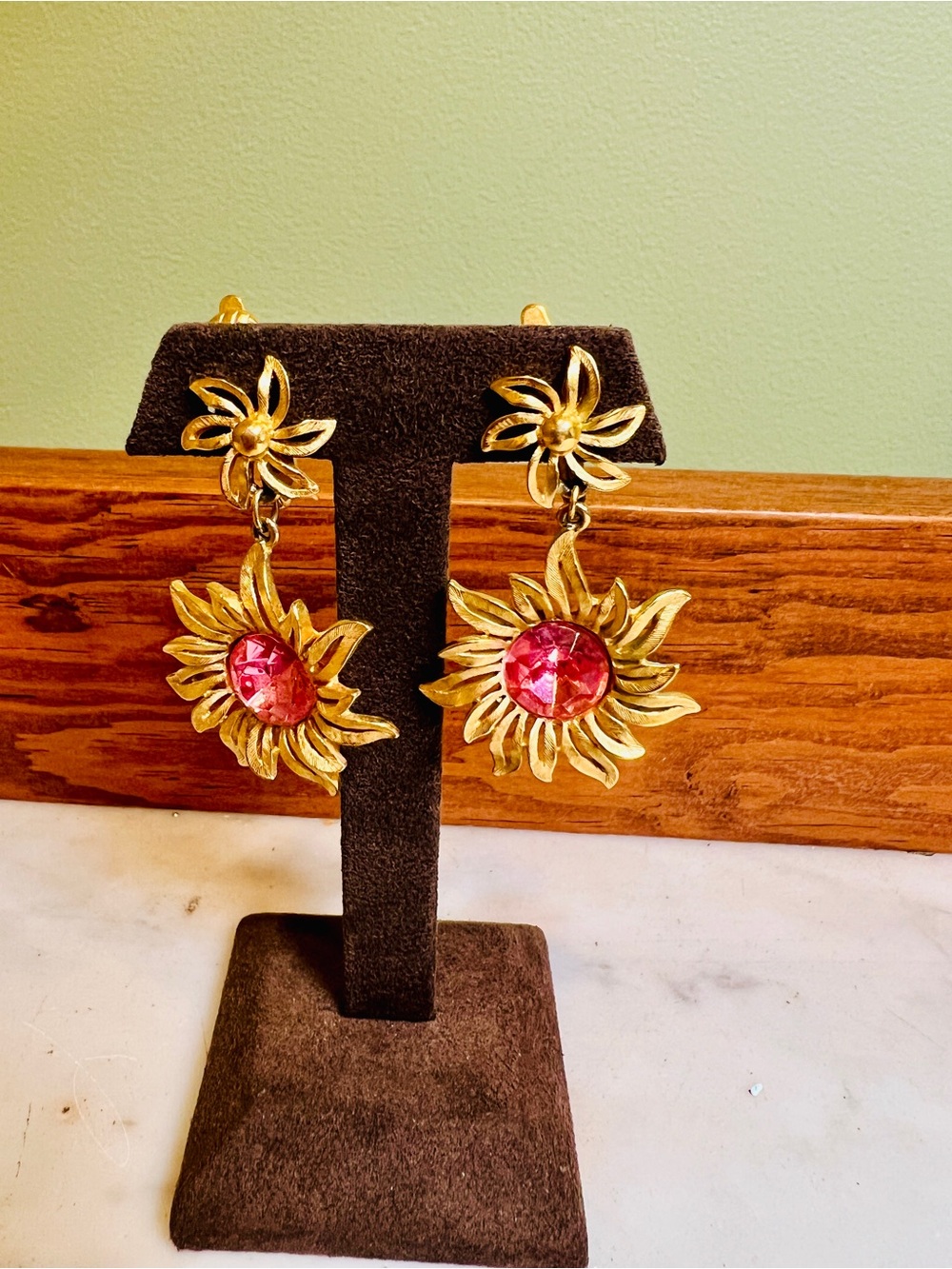 Vintage Trifari Gold Tone Pink Acrylic Dangle Flower Clip On Earrings